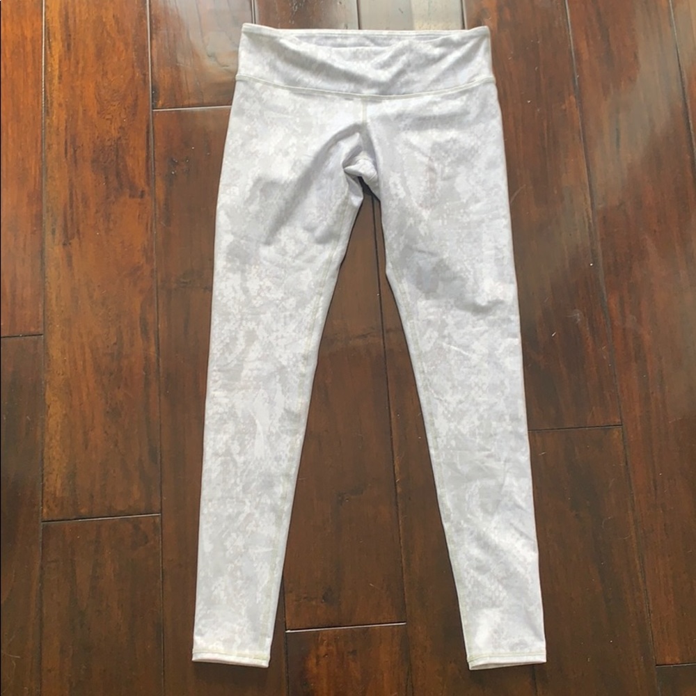 ALO yoga reptile print leggings white and grey